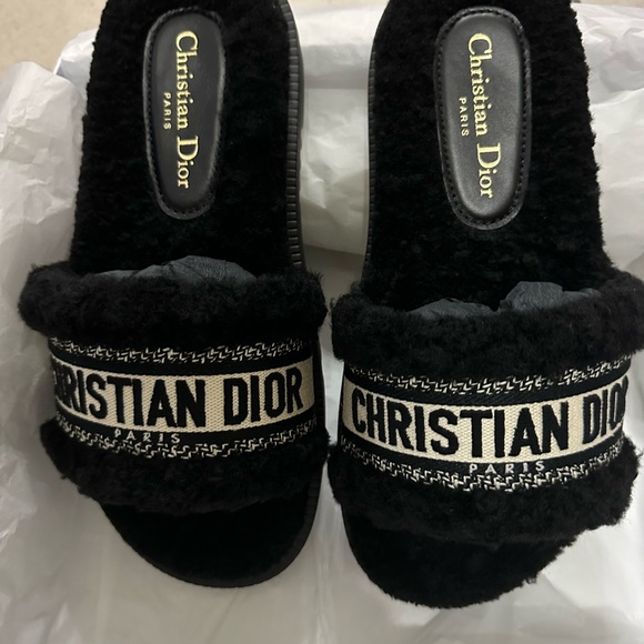 AUTHENTIC DWAY DIOR SHEARLING SLIDE SANDAL. Black and white color way. - Picture 5 of 8